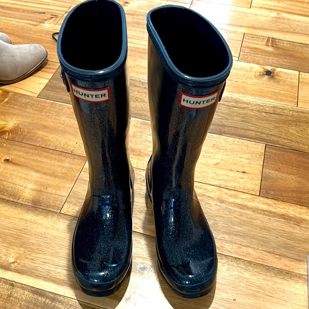 Hunter boots size 4. Navy blue sparkle. Great condition!